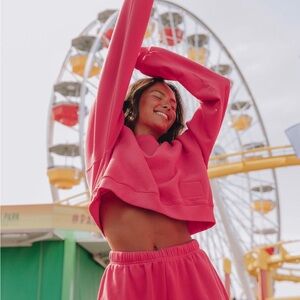 Daily Drills Cropped Crew + Sweat Shorts in Punch XS/S